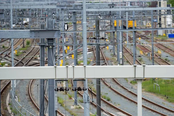 Tiro Ângulo Alto Faixas Trem Antigas Sob Monte Fios Eletricidade — Fotografia de Stock