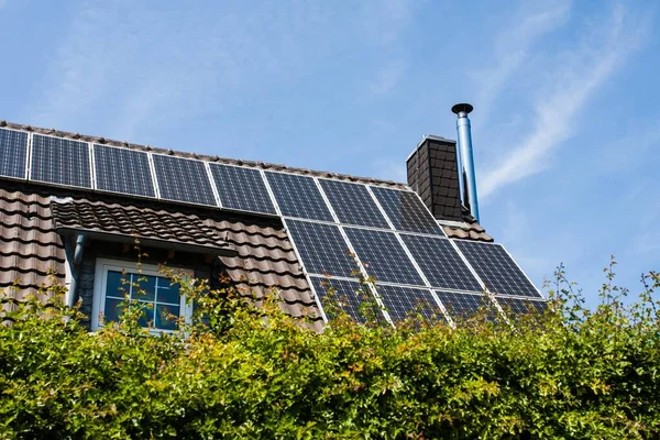 Dům Komínem Hnědou Střechou Černými Obdélníkovými Solárními Panely — Stock fotografie