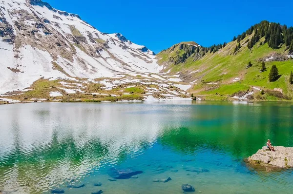 Jezero Lac Lioson Švýcarsku Obklopeno Horami Sněhem — Stock fotografie