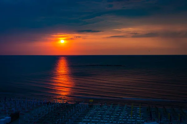 Eine Atemberaubende Szenerie Des Sonnenuntergangs Der Sich Meer Spiegelt — Stockfoto