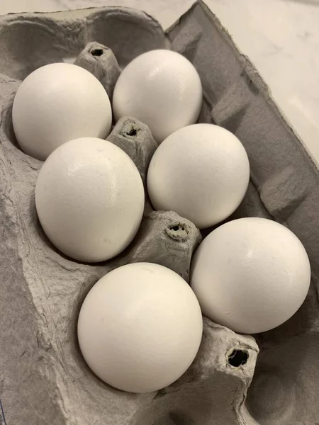 Primer Plano Seis Huevos Una Caja Cartón Huevo —  Fotos de Stock