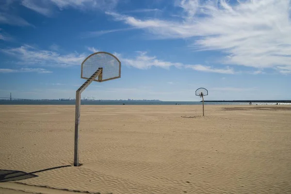 Två Basket Ringar Stranden Med Grumlig Blå Himmel Bakgrunden — Stockfoto
