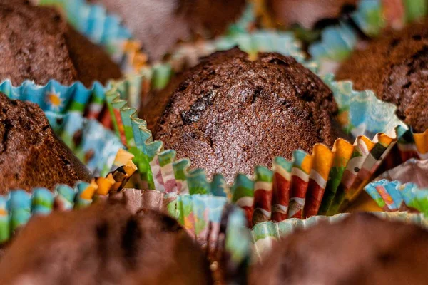 Primer Plano Deliciosos Cupcakes Chocolate Finos Papeles Colores —  Fotos de Stock