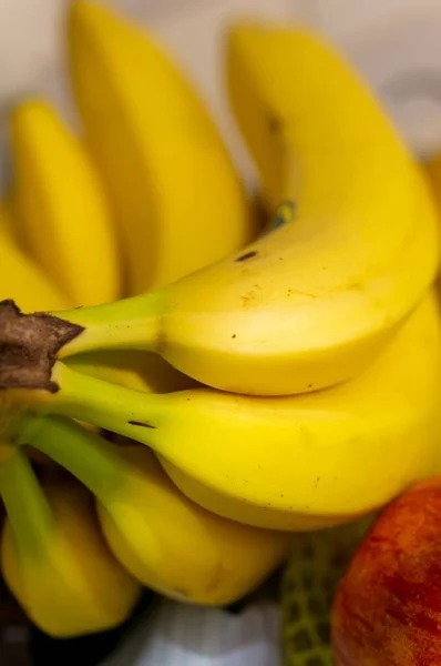 Zbliżenie Zdjęcia Świeżych Bananów Stole — Zdjęcie stockowe