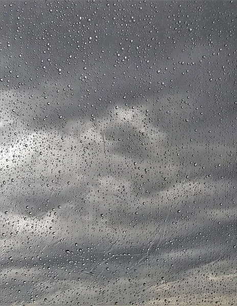 Primo Piano Verticale Gocce Pioggia Sulla Finestra Con Cielo Nuvoloso — Foto Stock