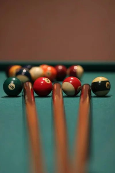 Plan Vertical Boules Billard Bâtons Pour Jeu Sur Une Table — Photo