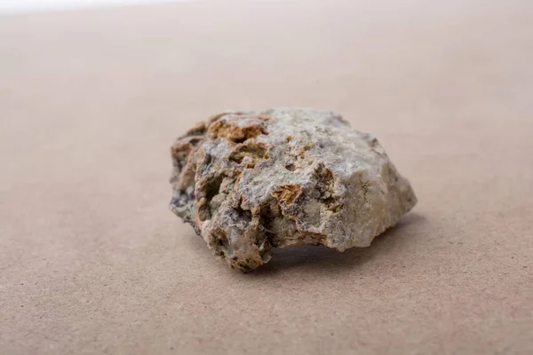 Kahverengi Bir Yüzeyde Gün Işığında Küçük Gözenekli Bir Kayanın Makro — Stok fotoğraf