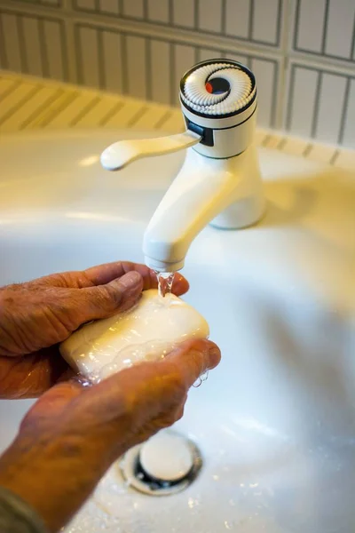 Een Persoon Grondig Wassen Handen Wrijven Met Zeep Gootsteen Voor — Stockfoto