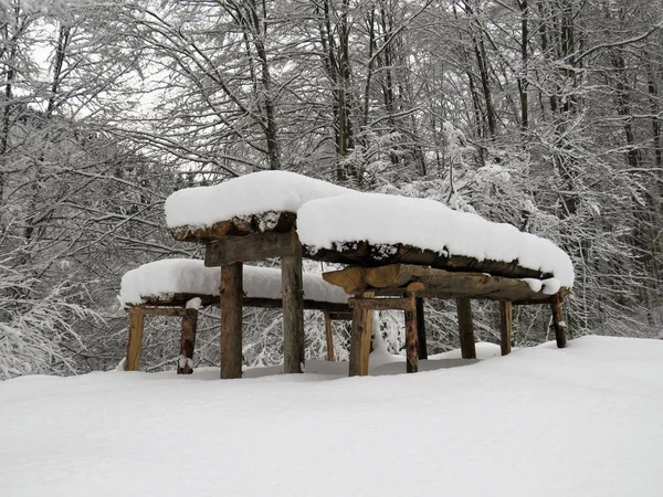 Ein Holztisch Mit Schneebedeckten Stühlen Einem Park — Stockfoto
