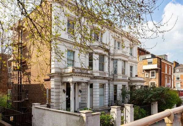 Una Foto Bajo Ángulo Antiguos Edificios Apartamentos Rodeados Árboles Londres — Foto de Stock