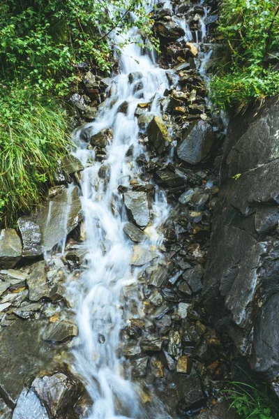 Piękne Krajobrazy Wodospadu Płynącego Nad Formacjami Skalnymi Lesie — Zdjęcie stockowe