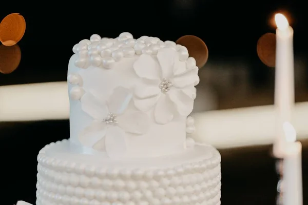 Крупный План Вкусного Белого Свадебного Торта — стоковое фото