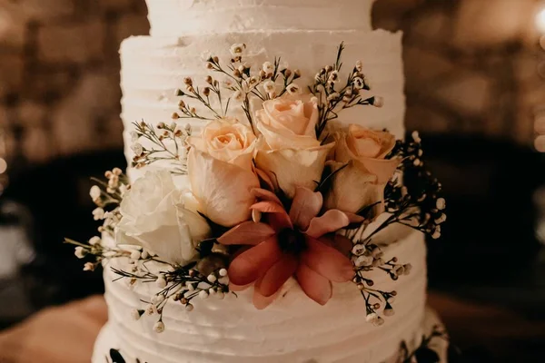 Uma Foto Perto Delicioso Bolo Casamento Decorado Com Flores — Fotografia de Stock