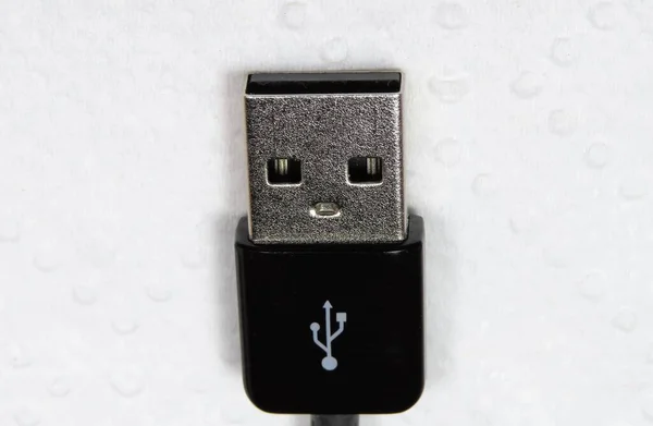 Gros Plan Câble Usb Portable Noir Sur Une Surface Blanche — Photo