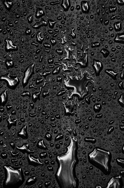 Вертикальный Селективный Снимок Капель Воды Окне Серым Фоном — стоковое фото