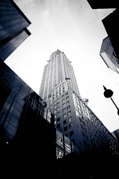Uno Scatto Scala Grigi Basso Angolo Chrysler Building Negli Stati — Foto Stock