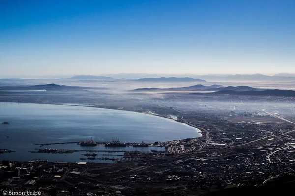 Belo Tiro Aéreo Cidade Com Colinas Mar Fundo — Fotografia de Stock