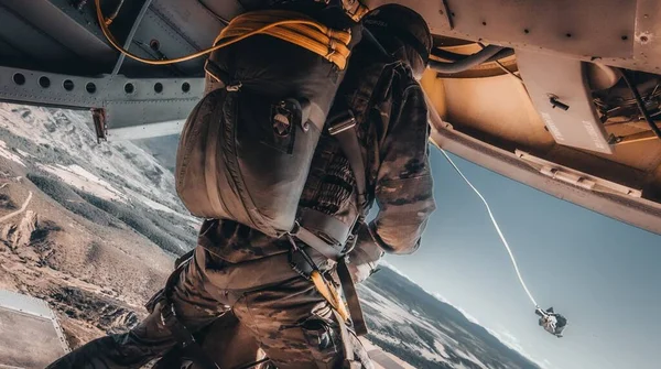 Eine Erstaunliche Aufnahme Eines Soldaten Der Luftstreitkräfte Beim Sprung Aus — Stockfoto