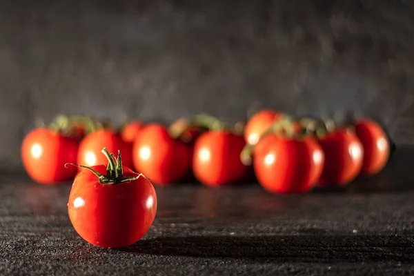 Eine Nahaufnahme Von Frischen Kirschtomaten Auf Schwarzem Hintergrund — Stockfoto