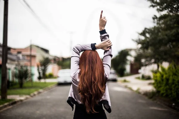 Horizontale Aufnahme Eines Mädchens Mit Braunen Haaren Und Erhobenen Händen — Stockfoto