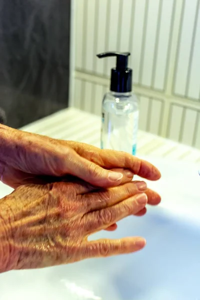 Een Persoon Grondig Wassen Handen Wrijven Met Zeep Gootsteen Voor — Stockfoto