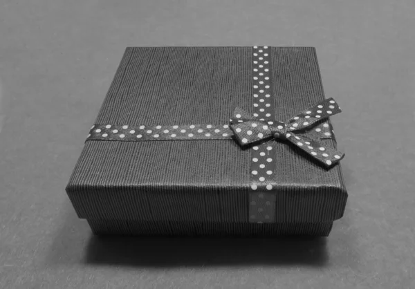 Widok Czarnego Kartonowego Pudełka Wstążką Szarej Powierzchni Idealne Prezenty — Zdjęcie stockowe