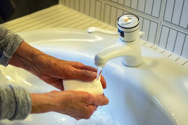 用肥皂彻底洗手的人 用肥皂在洗碗槽中揉搓双手以保护考拉韦 — 图库照片
