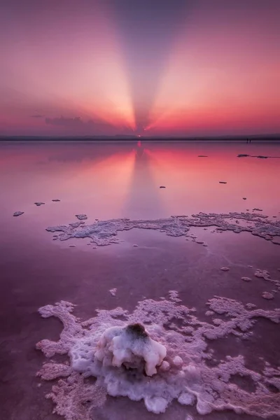 Colpo Verticale Del Mare Con Tramonto Mozzafiato Che Riflette Sull — Foto Stock