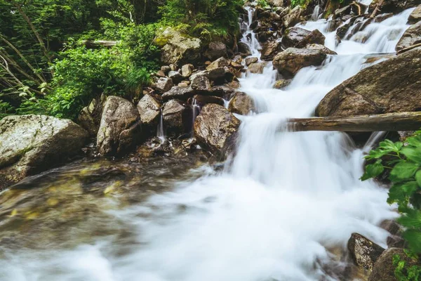 Okouzlující Pohled Vodní Potok Protékající Přes Skály Lese — Stock fotografie