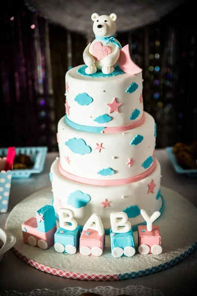 꼭대기에 베어가 아름다운 케이크 — 스톡 사진