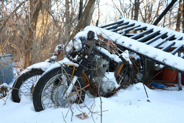Una Hermosa Toma Una Motocicleta Cubierta Nieve — Foto de Stock