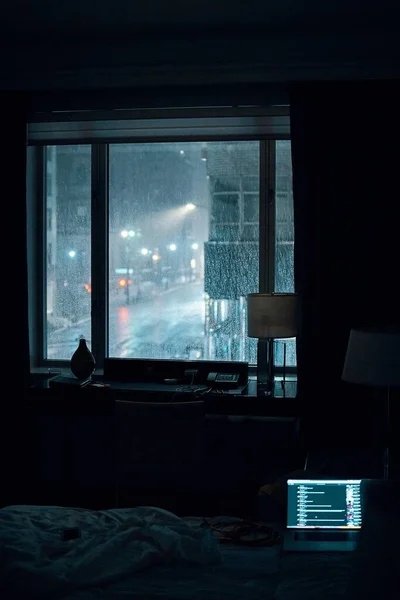 Внутренний Снимок Темной Комнаты Ноутбуком Оставленный Включенным Кровати Дождливую Ночь — стоковое фото