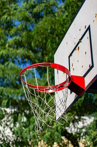 Svislý Nízký Úhel Záběru Basketbalového Koše Rozmazaným Pozadím — Stock fotografie