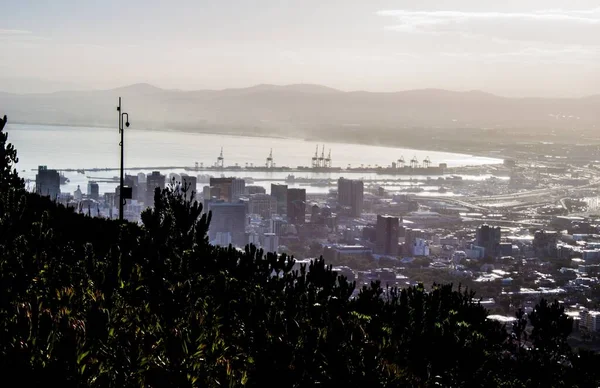 Uma Vista Panorâmica Uma Cidade Costeira Através Encosta Verde — Fotografia de Stock