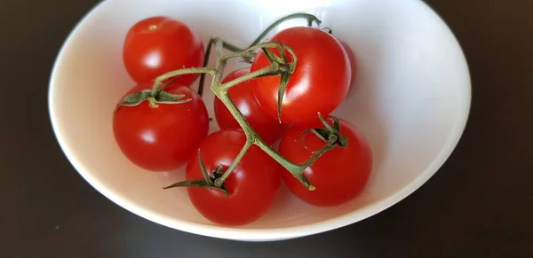 Foto Alto Ángulo Tomates Cerezo Una Placa Blanca —  Fotos de Stock