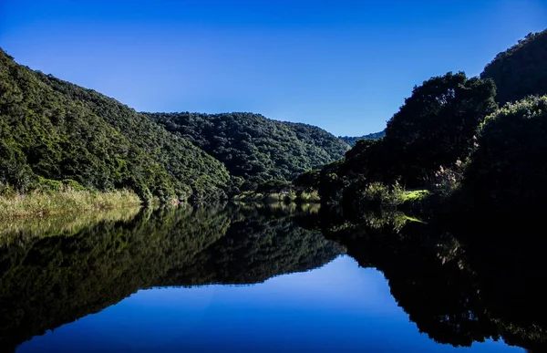 Una Vista Panoramica Sulle Montagne Verdeggianti Sul Lago Limpido — Foto Stock