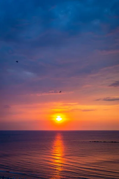 Eine Atemberaubende Szenerie Des Sonnenuntergangs Der Sich Meer Spiegelt — Stockfoto