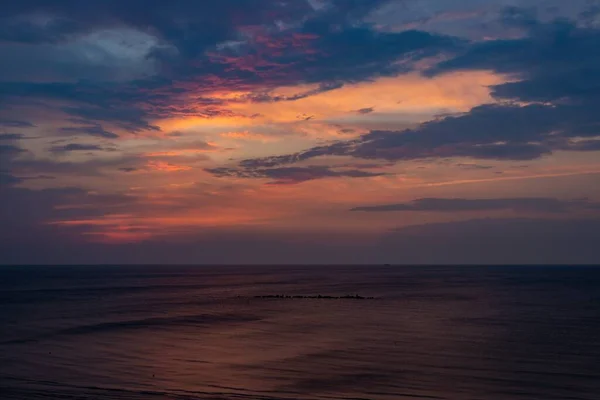 Eine Wunderschöne Szenerie Des Sonnenuntergangs Über Dem Friedlichen Meer — Stockfoto
