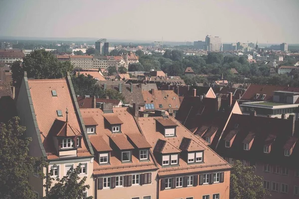 Een Prachtig Shot Van Gebouwen Onder Een Bewolkte Lucht — Stockfoto