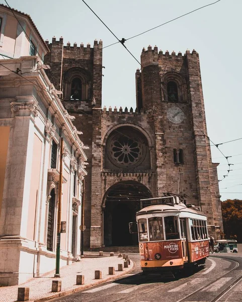 Fotoğraf Lizbon Katedralinde Tramvay Geçerken Çekildi — Stok fotoğraf