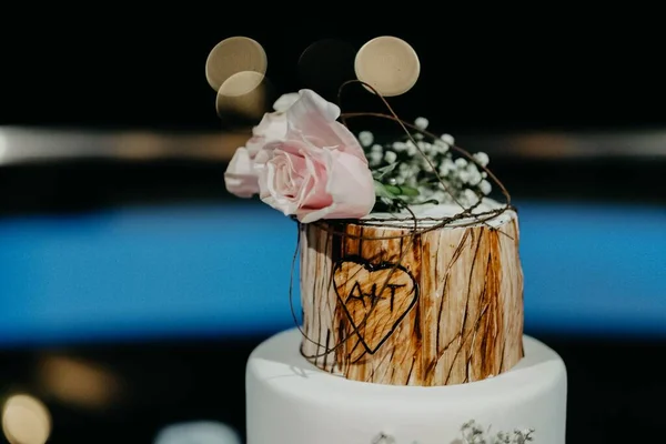 Primer Plano Delicioso Pastel Bodas Decorado Con Flores — Foto de Stock