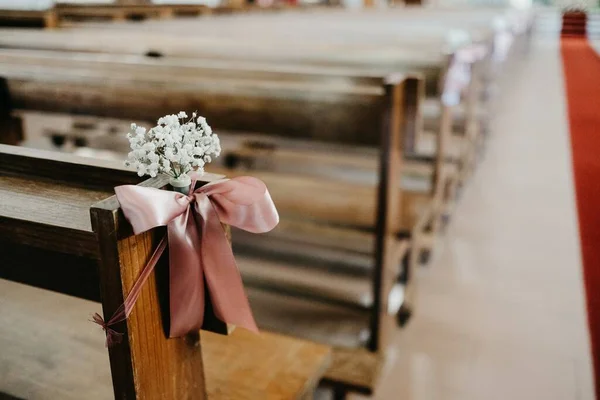 Een Close Shot Van Stoelen Een Rij Versierd Met Trouwbloemen — Stockfoto