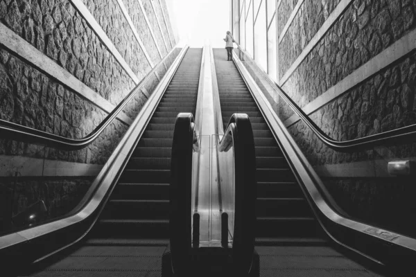 Una Foto Escala Grises Una Mujer Subiendo Escalera Mecánica Edificio —  Fotos de Stock