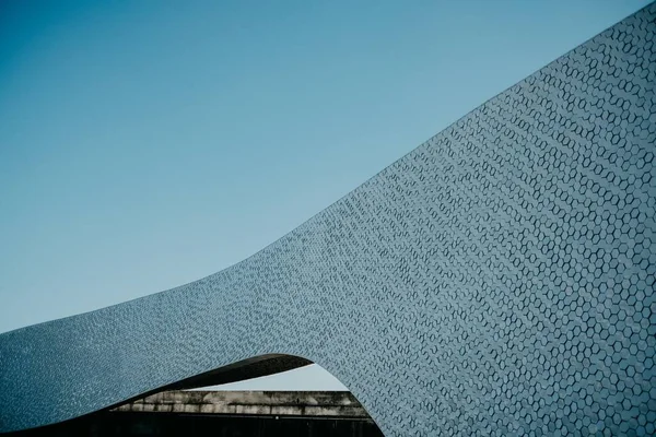 Beau Cliché Pont Texturé Géométrique Moderne Dans Fond Bleu Ciel — Photo