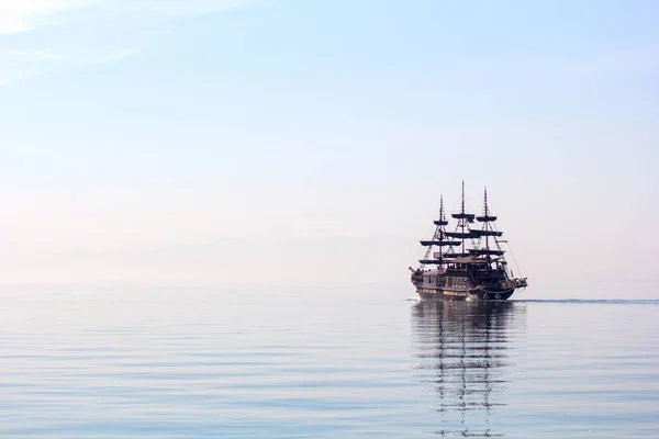 Horizontal Shot Tall Ship Sailing Beautiful Clear Water Daylight — Stock Photo, Image