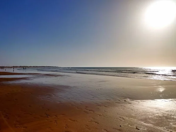 Hisnande Scen Sandstrand Med Det Lugna Havet Bakgrunden — Stockfoto