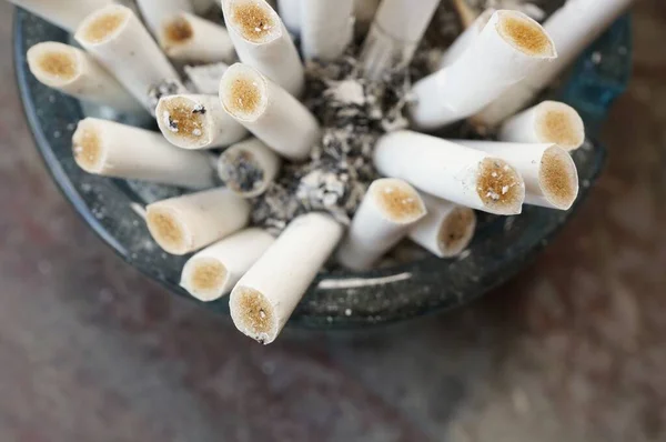 Egy Közeli Felvétel Füstölt Cigarettáról Egy Üveghamutartóban — Stock Fotó