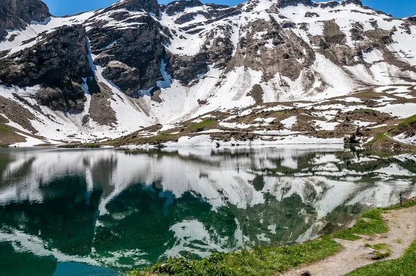 Danau Lac Lioson Swiss Dikelilingi Oleh Pegunungan Dan Salju — Stok Foto