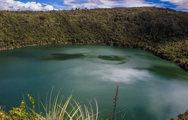 Landscape Laguna Del Cacique Guatavita Surrounded Greenery Sunlight Colombia — Stock Photo, Image