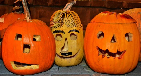 Egy Közeli Felvétel Vicces Halloween Tök Földön — Stock Fotó